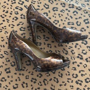 Tahari léopard high heels. Patent leather. Size 9M